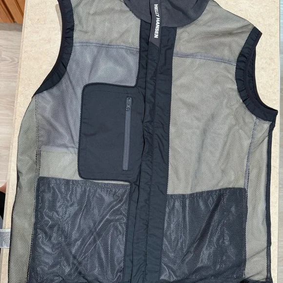 Helly Hansen Black Insulated Vest for Outdoor Adventures - Picture 8 of 13